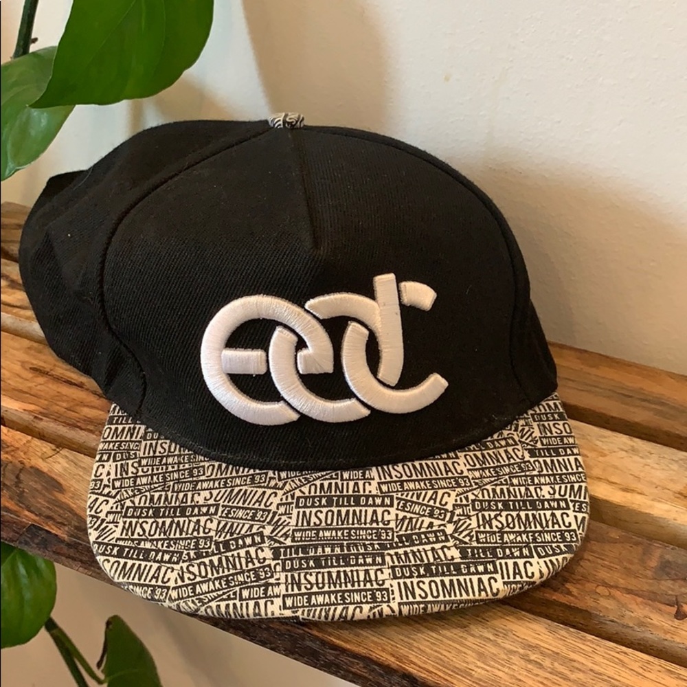 edc red black &white snapback hat limited edition